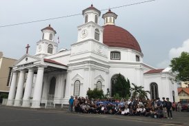 Mahasiswa Program Studi Arsitektur melakukan Ekskursi Arsitektur Kolonial di Gereja Blenduk Semarang